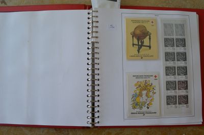 un livre ouvert sur lequel sont collés plusieurs timbres
