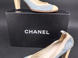 une paire de chaussures Chanel bleues et beiges