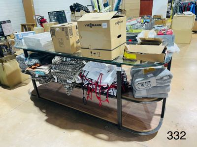 une table en verre sur laquelle sont posées de nombreuses boîtes