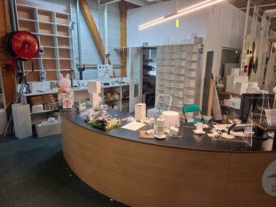 une photo d'un espace de travail comprenant un bureau et des étagères