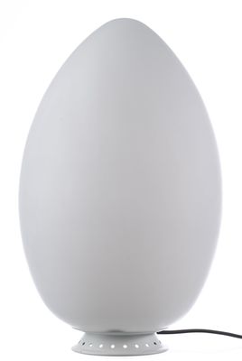 une grande lampe blanche en forme d'œuf posée sur une table blanche