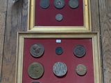 une photo d'une photo représentant une collection de pièces de monnaie éparpillées sur le sol