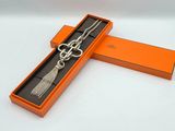 une boîte orange contenant un collier en argent et une chaîne en argent