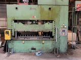 une photo d'une grosse machine dans un entrepôt