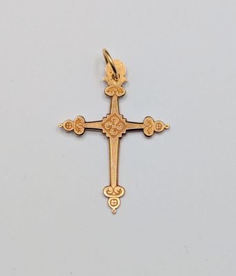 une croix en or ornée d'un motif floral