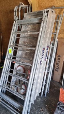 une pile d'échelles métalliques dans un garage