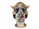 un vase sur lequel sont peintes des fleurs, sur un fond blanc