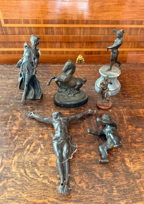 un grand nombre de figurines sur une table