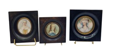 trois portraits miniatures de femmes, encadrés, sont exposés sur un socle