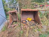 un bulldozer qui est à l'arrêt sur le sol, dans l'herbe
