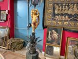 une pièce dont les murs sont recouverts de nombreuses photos et peintures