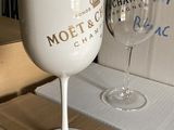 un verre à vin posé sur une boîte en carton