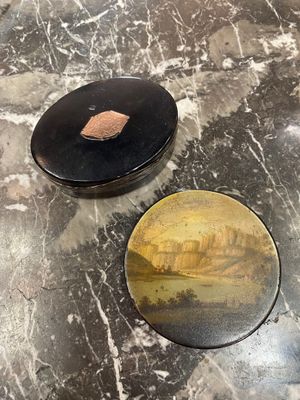 deux assiettes posées sur une table