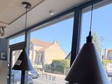 trois lampes suspendues au plafond d'un restaurant