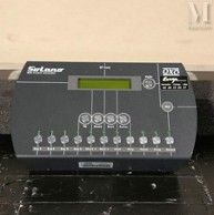une image montrant un gros plan d'un appareil électronique posé sur un comptoir