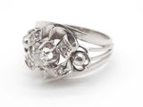 gros plan d'une bague en argent sur fond blanc