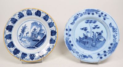 une paire d'assiettes bleues et blanches ornées d'un paysage