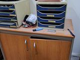 un bureau avec plusieurs tiroirs et une imprimante posée dessus
