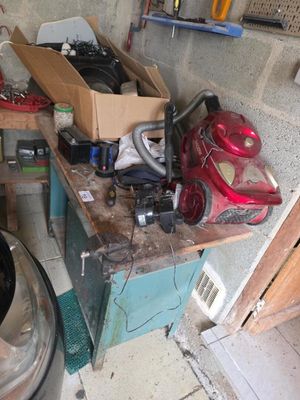 un tas d'outils posés sur un établi dans un garage