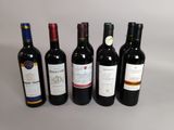 plusieurs bouteilles de vin sont alignées sur une table