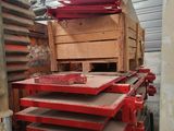 une grande pile de cartons rouges posée sur le plateau d'un camion