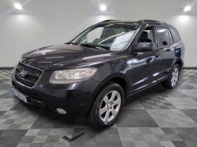 une photo d'un SUV de couleur foncée garé dans un garage