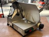 une machine posée sur une table