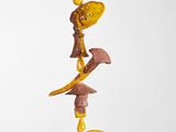 une sculpture composée de différents types d'objets fixés sur un poteau