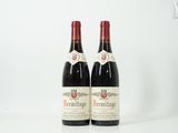 deux bouteilles de vin rouge posées l'une à côté de l'autre sur une table