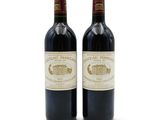 deux bouteilles de vin rouge posées l'une à côté de l'autre sur une surface blanche