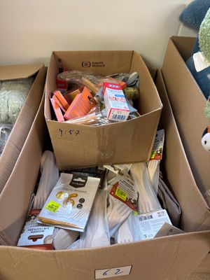 deux cartons contenant divers objets