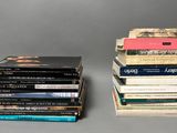 plusieurs livres sont empilés sur une table
