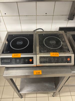 deux réchauds posés sur une table dans la cuisine