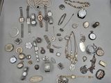 de nombreux types de montres et de bracelets sur la table
