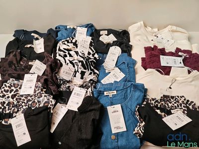 un tas de vêtements posés sur une table