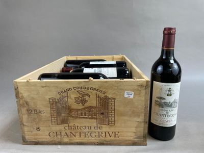 deux bouteilles de vin dans un coffret en bois