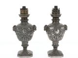 une paire de vases en argent, chacun orné d’une couronne
