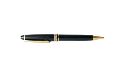 un gros plan d'un stylo sur une surface blanche avec un fond blanc