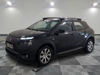 la photo d'une petite voiture noire garée dans un garage