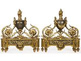 paire de vases français anciens en bronze et doré, posés sur des bancs