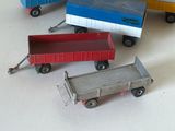 quatre camions miniatures posés sur une table