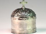 une boîte en argent surmontée d'une croix