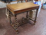 une table en bois sur laquelle est posé un panier