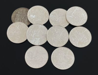 un grand nombre de pièces de monnaie qui se trouvent sur une surface noire