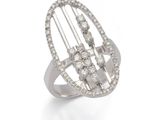 gros plan d'une bague en diamant sur une surface blanche