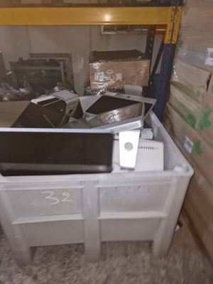 une boîte blanche sur laquelle est posé un ordinateur portable, dans une pièce
