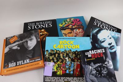 un grand nombre de livres posés sur une table