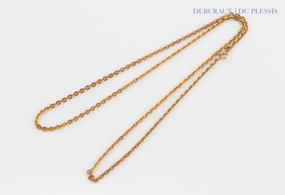 gros plan d'un collier en or avec une chaîne sur fond blanc