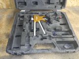 un outil dans une boîte contenant d'autres outils