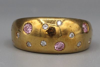 Bague boule en or sertie de pierres.